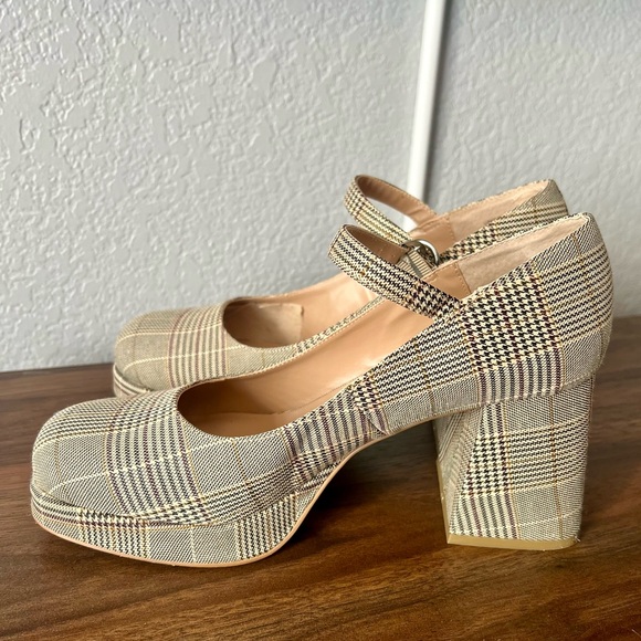 Steve Madden platform Maryjane with block heel. - Picture 4 of 8